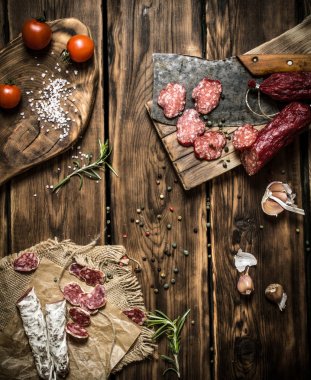 Baharat ve otlar ile farklı salam. 