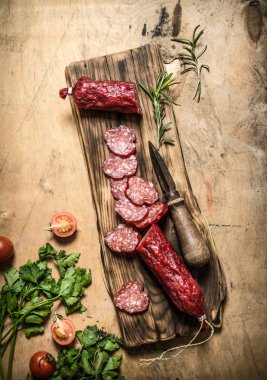 Domates ve maydanoz bir tahta üzerinde taze salam. 