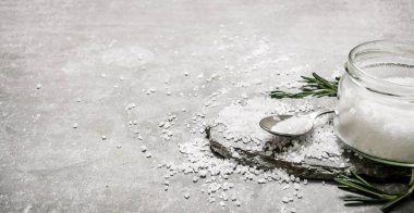 Tuz ve biberiye. Taş zemin üzerine. 