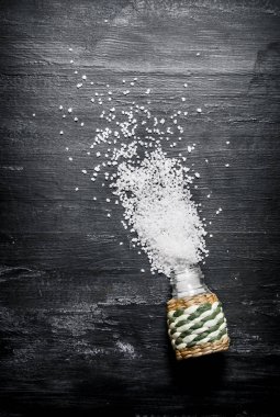 Saltcellar kaba tuz. Rustik siyah arka plan üzerine.