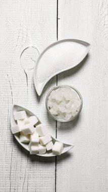 Rafine şeker, kum ve kristal. Beyaz ahşap arka plan üzerinde.