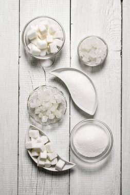 Rafine şeker, kum ve kristal. Beyaz ahşap arka plan üzerinde.