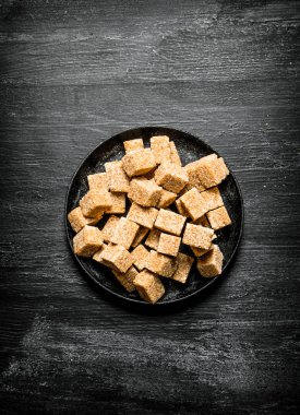 Bir tavada kahverengi şeker kamışı. 