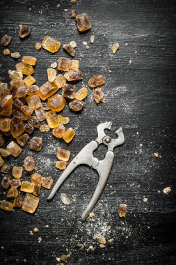 Kristal şeker Tel kesiciler ile. 