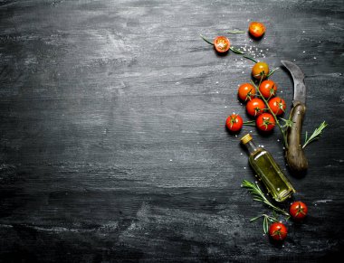 Kırmızı domates biberiye ve bir şişe zeytinyağı ile. 