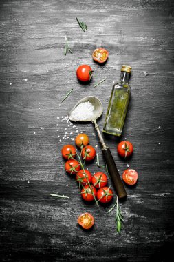 Zeytinyağı ve tuz bir kaşık ile taze domates. 