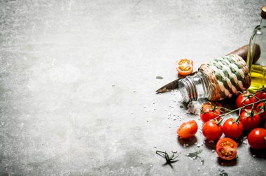 Domates içinde belgili tanımlık geçmiş. Taze domates, zeytin yağı ve baharatlar. 