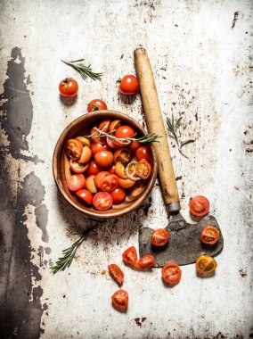 Kıyılmış taze domates. Rustik arka plan üzerinde.