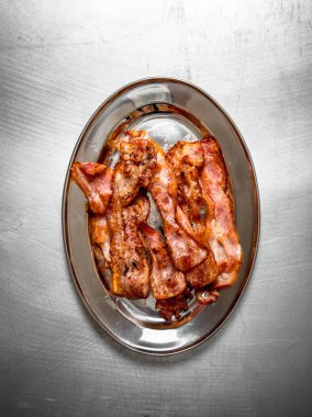 bir tabak kızarmış domuz pastırması.