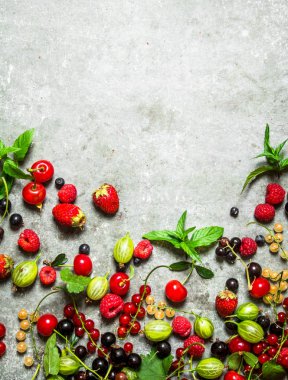 Çilek nane ile taş zemin üzerine bırakır.