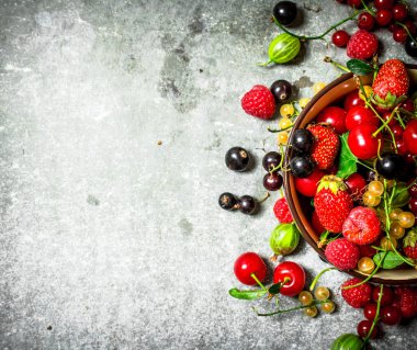 Çilek bir fincan. Taş masanın üzerine.