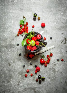 Mug içinde taze berry