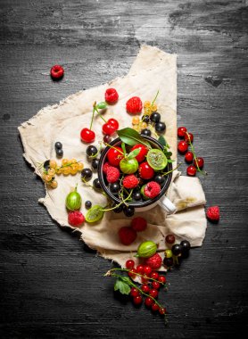 Eski kumaş üzerine bir fincan taze çilek.