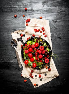 Kumaş üzerine kaşıkla çilek.