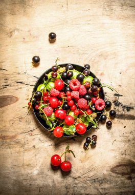 Yabani çilek eski plaka. Ahşap masa.