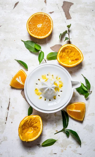 Juicer com laranjas frescas. O suco de laranja fresco . — Fotografia de Stock