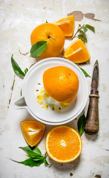 Espremendo o suco de laranjas frescas. Sobre fundo rústico . — Fotografia de Stock