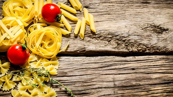 Pasta secca con pomodorini e erbe aromatiche . — Foto Stock