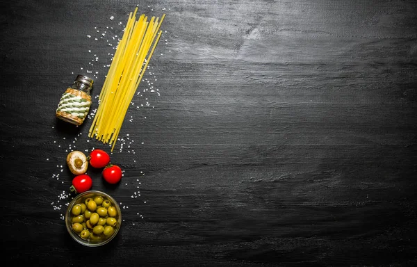 オリーブ、トマト、塩と乾燥スパゲティ. — ストック写真