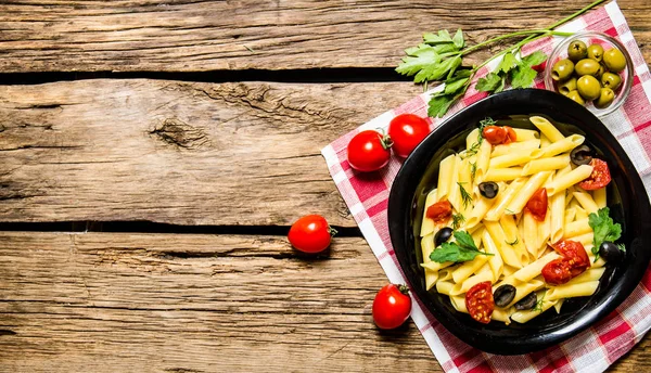Pasta con pomodori, olive ed erbe aromatiche . — Foto Stock
