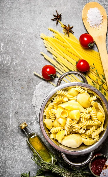 Варені макарони на сковороді з оливковою олією та помідорами . — стокове фото