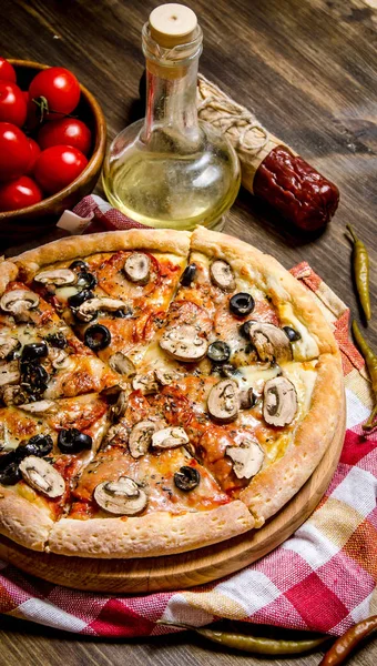 Güzel İtalyan pizza kumaş. Ahşap masa.