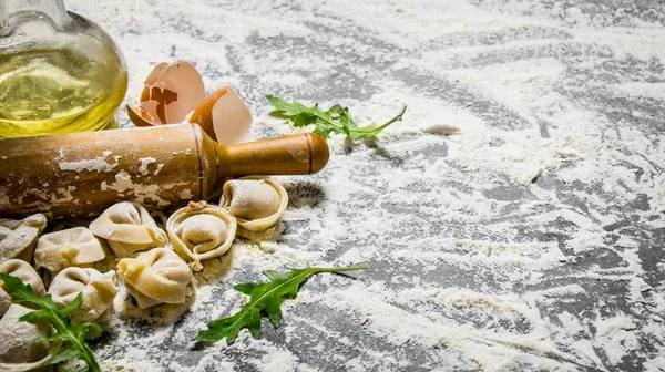 Homemade ravioli with olive oil and with a rolling pin. — Stock Photo, Image