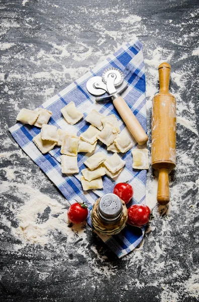 Ravioli com tomates e um rolo no tecido . — Fotografia de Stock