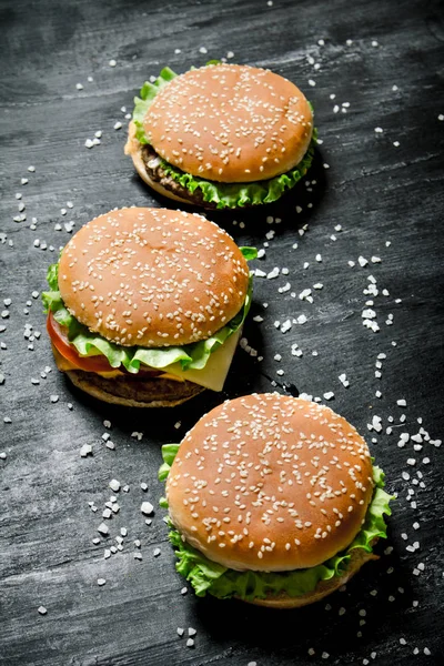 Et, peynir ve taze sebze ile üç hamburger. — Stok fotoğraf