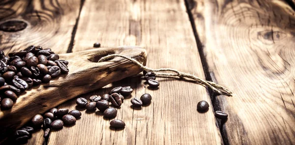 Frische aromatische Kaffeebohnen auf einem Holzbrett. — Stockfoto