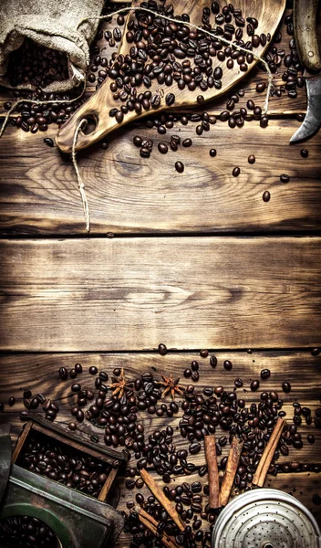 Kaffeestil. alte Kaffeemühle — Stockfoto