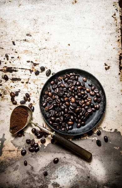 Grains de café torréfiés dans une casserole — Photo