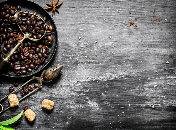 Gebrande koffiebonen in een koekenpan. — Stockfoto