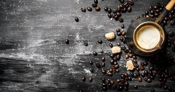 Verse koffiepot met rietsuiker en geroosterde granen. — Stockfoto