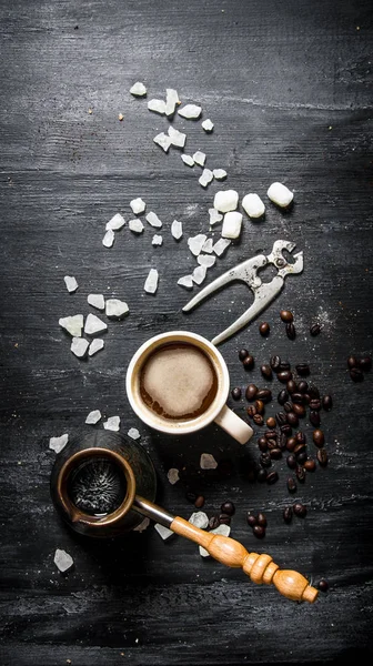 Świeżo parzona kawa z krystaliczny cukier. — Zdjęcie stockowe