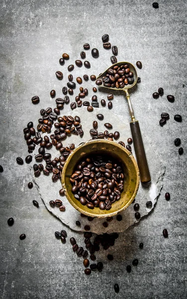 Vintage roasted coffee in a mortar with pestle. — Stock Photo, Image