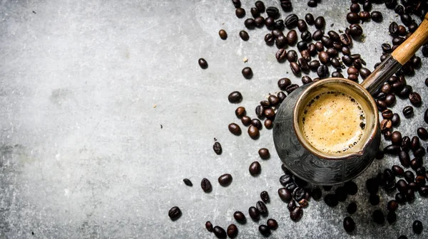 コーヒー ポットと周りの焙煎コーヒー. — ストック写真