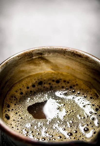 Gorąca kawa przygotowana w doniczce. — Zdjęcie stockowe