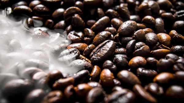 Duftende gebratene Kaffeebohnen. — Stockfoto