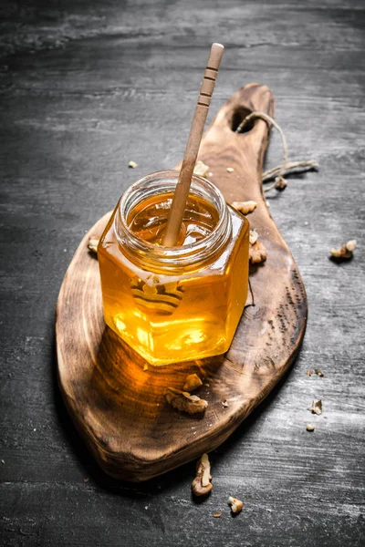 Glas frischen Honig mit Walnüssen — Stockfoto