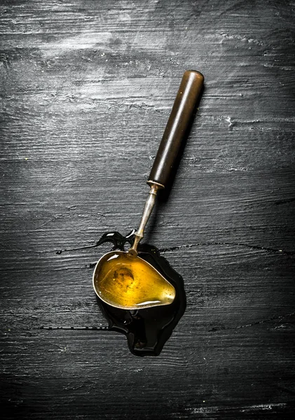 Jahrgangslöffel mit natürlichem Honig . — Stockfoto