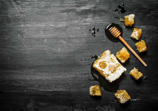 Fundo de mel. Pente de mel natural e uma colher de madeira  . — Fotografia de Stock