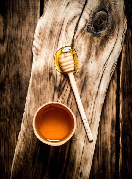 スプーンで木樽の天然蜂蜜. — ストック写真