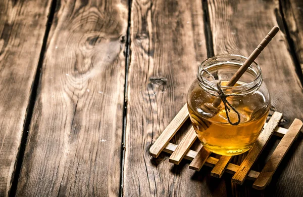 天然蜂蜜とスプーンをガラスの瓶. — ストック写真