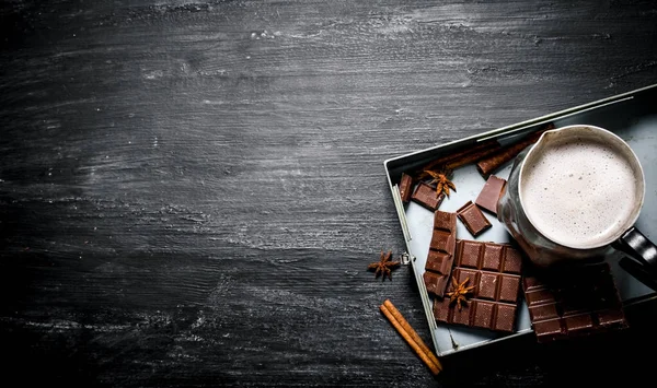 Varm choklad med kanel och bitter choklad. — Stockfoto