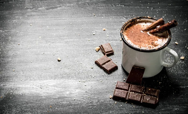 Bebida aromática de cacao con canela y chocolate . — Foto de Stock