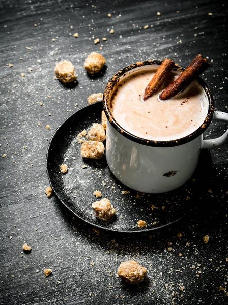 Bebida de cacao con canela y azúcar oscuro . — Foto de Stock
