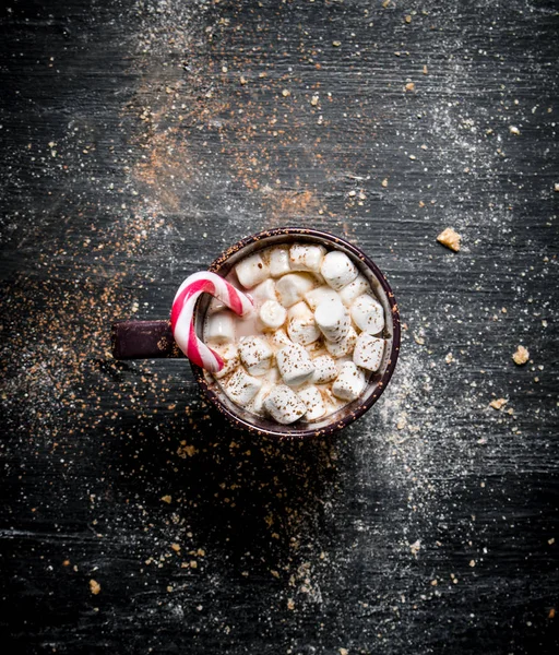 Sıcak çikolata hatmi ve karamel. — Stok fotoğraf