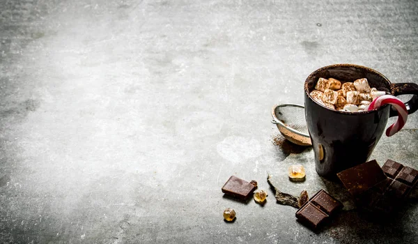 Chocolate caliente con malvaviscos y chocolate amargo . — Foto de Stock