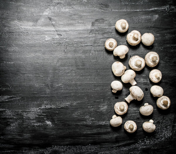 Свежие грибы на черном фоне.